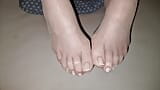 Leche en perfectas uñas de los pies franceses - pies de nylon marrones snapshot 1