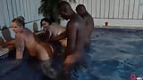 Swingers och porrstjärnor har en orgie vid poolen snapshot 3