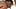 Schwarzes Mädchen mit Rasierschaum rasiert ihre haarige Muschi