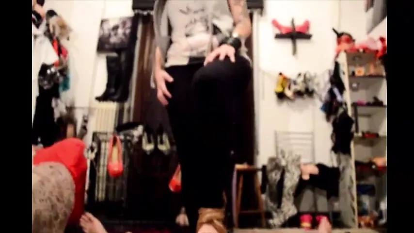 Katia & Michelle – sandals Cumshot!