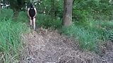 Outdoor-nackter Spaziergang beginnt durch Wald und Felder snapshot 5