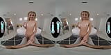 Wetvr - kleine Emma Bugg neukt enorme lul in eerste vr-porno-ervaring snapshot 8