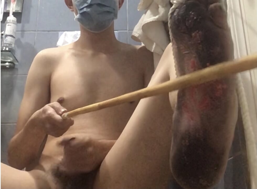 虐腳的時候射精 滴蠟及打腳底
