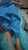 Kerala zia sul letto con trasparente sari che tocca il servo snapshot 12