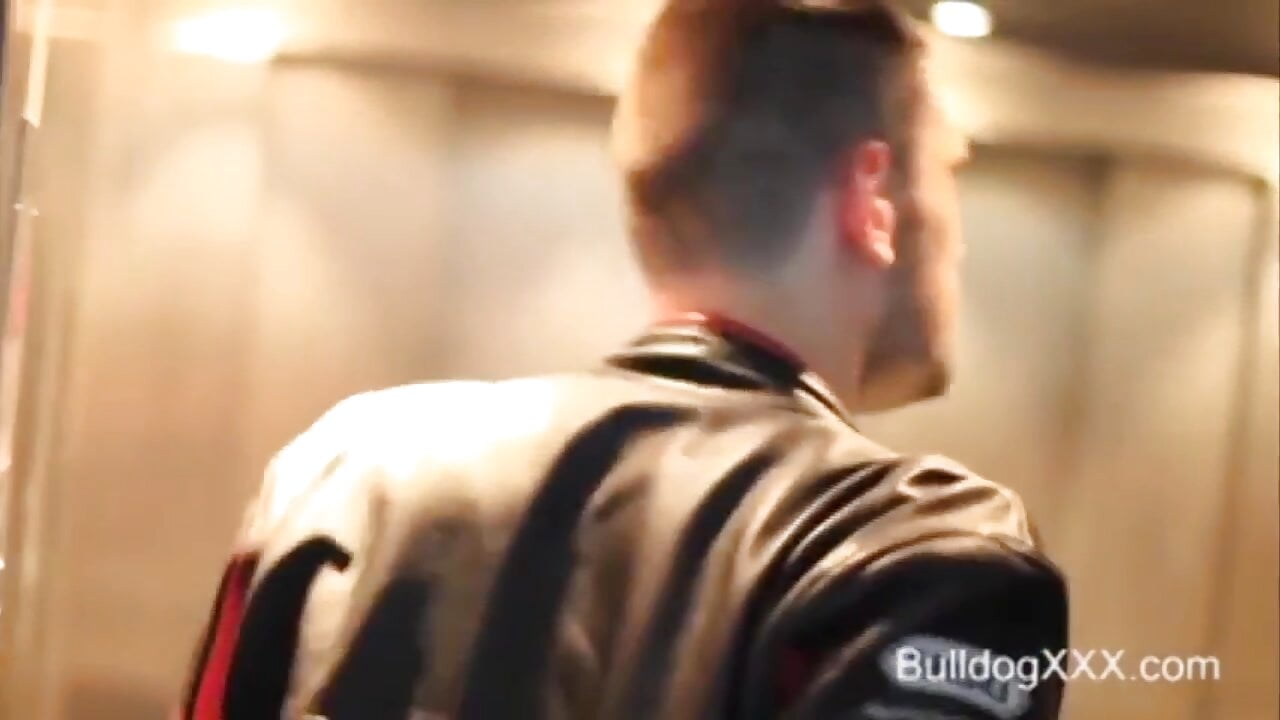 Bulldogxxx.com - egy motoros kiveri a tetőn