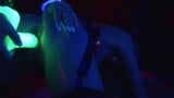 Lesbian terangsang bercinta satu sama lain dengan dildo neon dalam cahaya hitam, gila snapshot 16