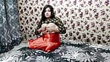 Schönes indisches bhabhi, das große möpse mit schmutzigen hindi-reden zeigt snapshot 11