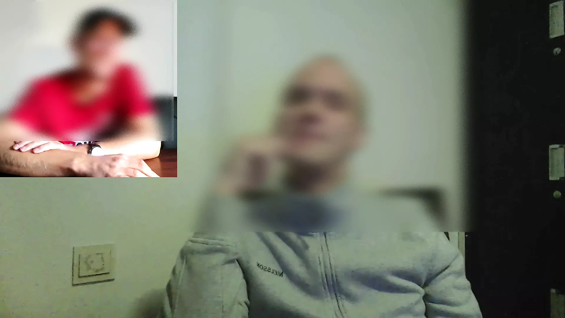 Uhvaćen kolega kako tajno drka tokom onlajn sastanka i pridružio mu se kako masturbira naše kurčeve do velikih cumshots