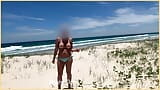 Wifey va in spiaggia e lancia il pallone in giro con le tette di fuori snapshot 3