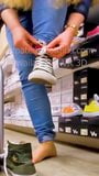 Le ragazze si tolgono le scarpe da ginnastica converse, i piedi candidi sudati snapshot 1