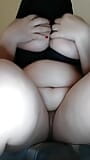 Une musulmane en hijab noir montre ses seins naturels, son gros cul et sa chatte excitée snapshot 13