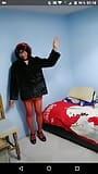 Joselynne Cd Red, bas et veste poilue me montrent mes jambes I snapshot 19