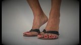 Pisse auf meine Füße & bemalte Zehen in flachen Leder-Flip-Flops snapshot 2