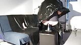 Iubita neagră ABC cu mască de gaz călărește un vibrator snapshot 3