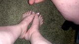 Dejo una buena carga de semen en mis pies calientes de novia (corrida) latina snapshot 6