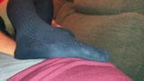 Stinkende Overknee-Socken Footjob - Orgasmus unter ihren Sohlen! snapshot 10