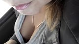 Beneden blouse van sexy meisje in auto snapshot 5