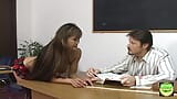 De slanke Aziatische brunette op tafel krijgt een grote pik in de cowgirl-positie snapshot 1