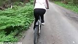 Une balade à vélo se transforme en baise en plein air sur le vélo snapshot 1