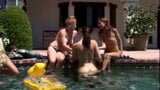 Fiesta de cumpleaños de chicas desnudas en la piscina snapshot 2