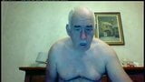 Opa kommt vor der Webcam snapshot 10