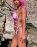 Natalia Eva Marie in hete roze bikini met roze haar snapshot 3