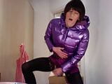 Jess Silk скачет на дилдо в фиолетовом атласном платье и блестящей фиолетовой куртке с коротким париком snapshot 6