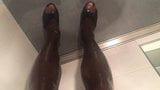 Des talons hauts jouent et pissent dans des collants en latex snapshot 6