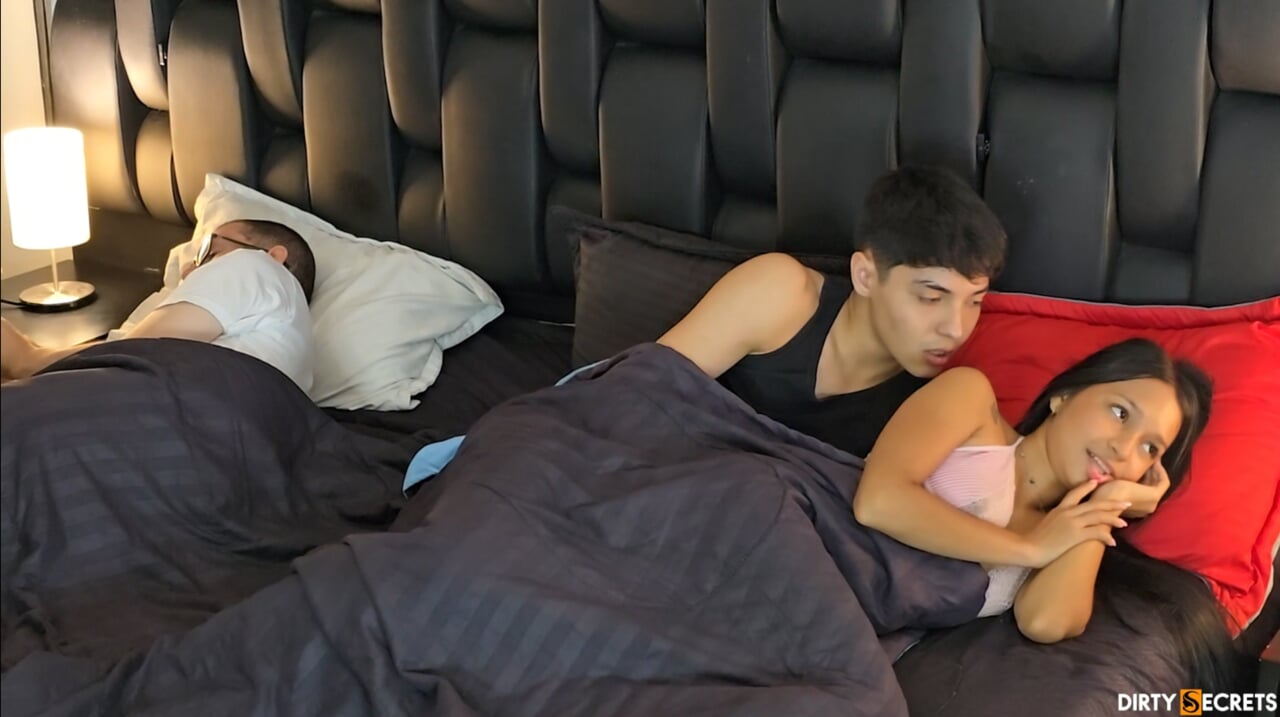 ICH TEILE EIN BETT MIT MEINER STIEFSCHWESTER UND IHREM VATER, UND WIR FICKEN HINTER SEINEM RÜCKEN IM SELBEN BETT