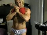 Блондинка-мускулистая женщина показывает свое обнаженное тело snapshot 1
