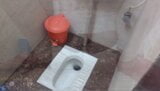 Сангіта йде в громадський туалет унісекс і стає гарячою, бачачи, як чоловіки там писають (брудне еротичне хінді аудіо) snapshot 3