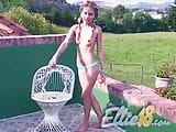 Ellie la salope adolescente se doigte la chatte snapshot 9