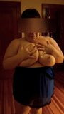 Жена-толстушка втирает лосьон на ее 44ddd snapshot 3