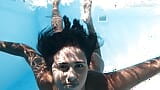 Sensacional venezuelana em sessão de natação à beira da piscina snapshot 12