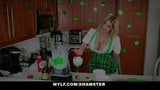 Lolly Dames, MILF aux seins énormes, montre ses milkshakes snapshot 5