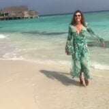 Elizabeth Hurley în bikini 3-11-2018 snapshot 5