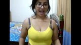 Xin chào, tôi tên là neha. trò chuyện video với tôi. snapshot 15