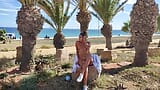 Latina, puta desnuda frente a la playa, jugando con mi coño snapshot 6
