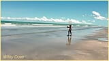 Дружина роздягається оголеною і грає з футболом на пляжі snapshot 7