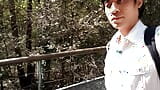 Blick! Dieser junge geht barfuß in der Natur, auf gras, draußen an einem heißen tag des schwulen Fußfetischs video Jon Arteen Model snapshot 18