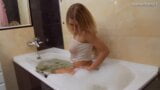 Die vollbusige Liza masturbiert in der Badewanne snapshot 6