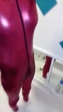 Sammiecrossed pinkeln im roten Catsuit snapshot 1