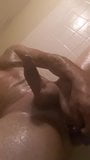 Typ fickt seinen Arsch in der Dusche mit Dildo. snapshot 3