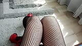 Geile MILF-Transe spricht mit einer sexy Stimme und zeigt ihre langen Beine in High Heels und Netzstrümpfen und masturbiert leicht snapshot 10