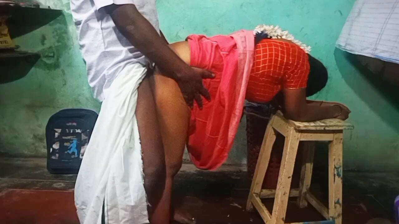 सुंदर तमिल सौतेली आंटी ने कर्मचारी के साथ अच्छा सेक्स किया