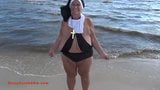 Enormes tetas, hermana Sarah, tetas flojas en la playa snapshot 1