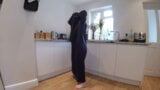 Danse en burqa avec niqab et rien en dessous snapshot 3