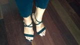 Güzel ayaklar üzerinde siyah güzel askılı sandaletler. snapshot 2