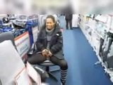 Des femmes pissent dans un magasin public snapshot 2