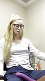 Stoute verpleegster poesje spelen - geile hete blonde milf snapshot 8